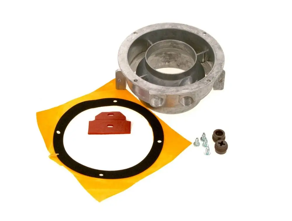 BOSCH Bauteil in Form eines Adapters zusammen mit Dichtungen, Schrauben und einer roten Platte auf einer orangefarbenen Unterlage, angeordnet auf einem weißen Hintergrund.